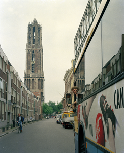 820955 Gezicht in de Lange Nieuwstraat te Utrecht, ter hoogte van de St.-Catharinakerk naar het noorden met op de ...